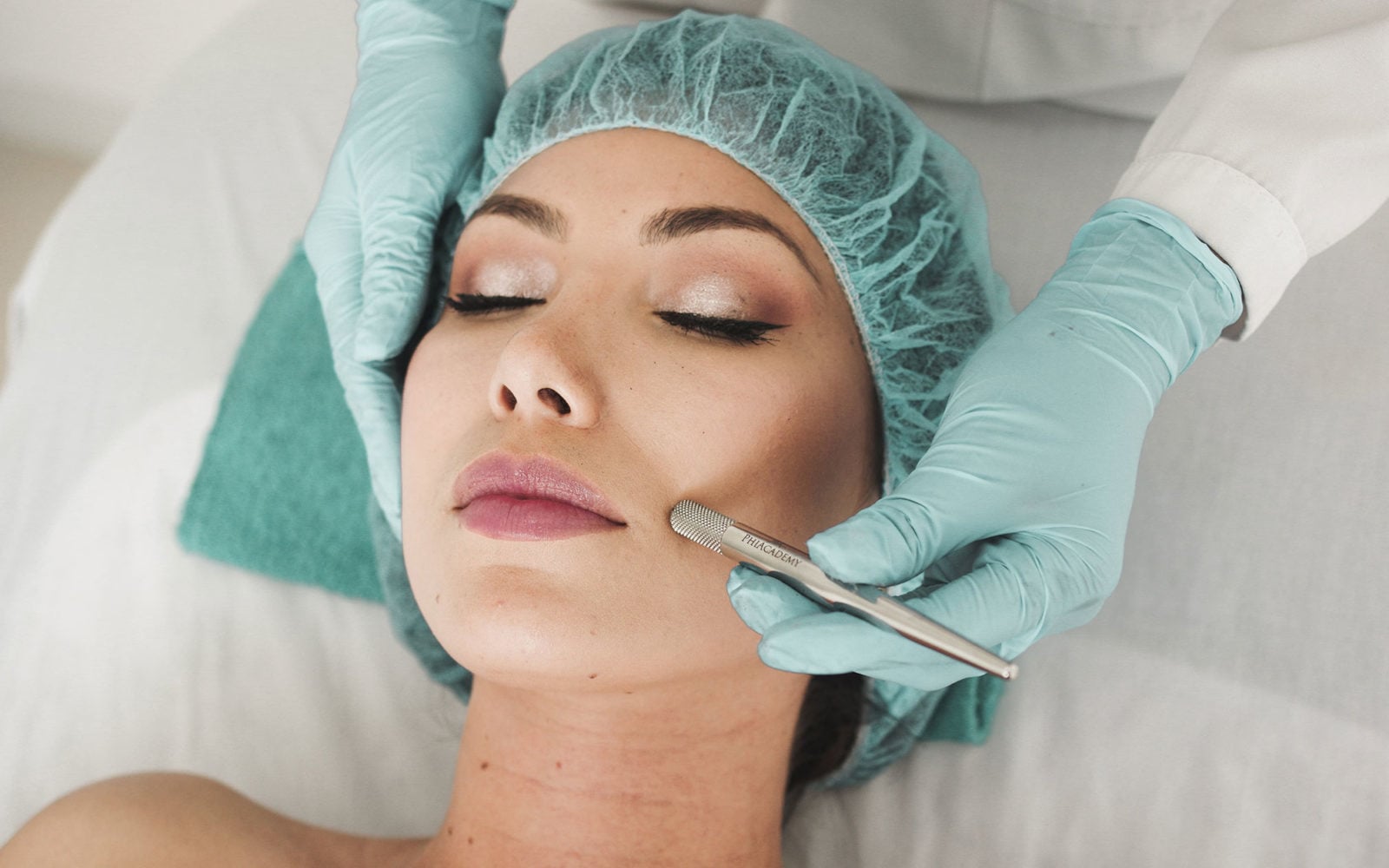 Eine Frau genießt eine Wellness-Gesichtsbehandlung mit einem Skalpell durch einen Fachmann, der Handschuhe und eine Haarmütze trägt, im Spa.