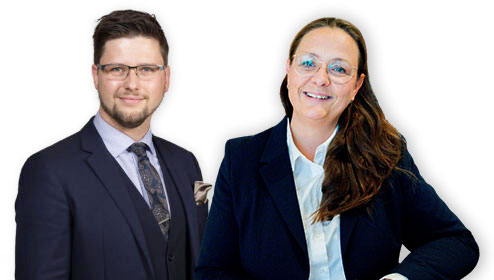 Zwei Personen in Geschäftskleidung, ein Mann und eine Frau, lächeln vor einem weißen Hintergrund in die Kamera - Ihr Ansprechpartner für alle Anliegen. Zwei Personen in Geschäftskleidung, ein Mann und eine Frau, lächeln vor einem weißen Hintergrund in die Kamera - Ihr Ansprechpartner für alle Anliegen.