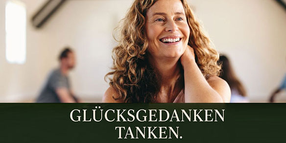 Lächelnde Frau mit lockigem Haar und dem Schriftzug GLÜCKSGEDANKEN TANKEN für deinen Glücksschatz. Lächelnde Frau mit lockigem Haar und dem Schriftzug GLÜCKSGEDANKEN TANKEN für deinen Glücksschatz.