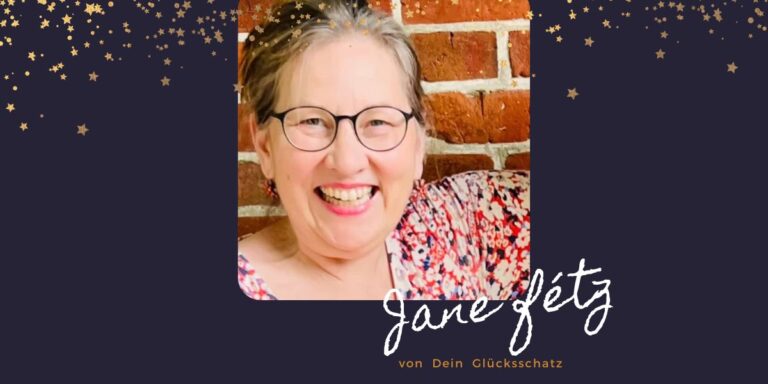 Lächelnde Frau mit Brille vor einer Backsteinmauer, darüber goldene Sterne; der Text lautet: Jane Jetz von Dein Glücksschatz – präsentiert das exklusive Glücks-Arrangement. Lächelnde Frau mit Brille vor einer Backsteinmauer, darüber goldene Sterne; der Text lautet: Jane Jetz von Dein Glücksschatz – präsentiert das exklusive Glücks-Arrangement.